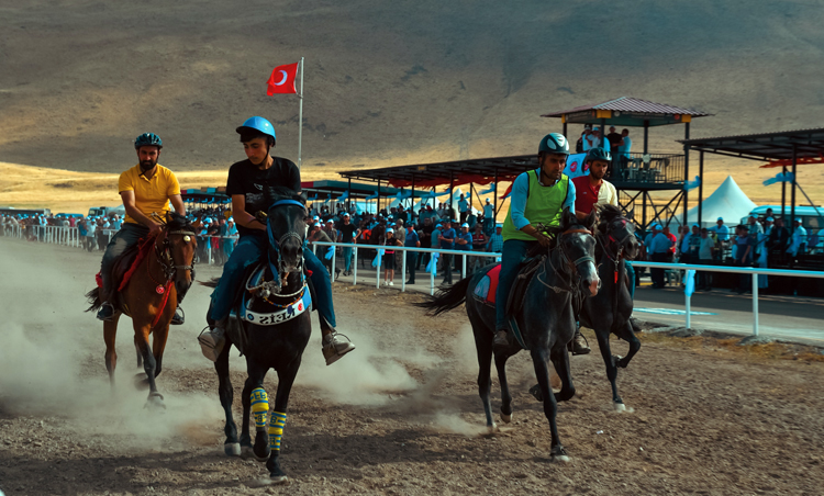 Geleneksel Rahvan At Yarışları Erzurum Umudum Köyünde yapılacak