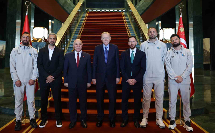 Cumhurbaşkanı Erdoğan Erzurumspor FK heyetini kabul etti