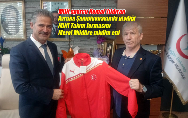 Avrupa Şampiyonasında giydiği Millî Takım formasını Meral Müdüre takdim etti