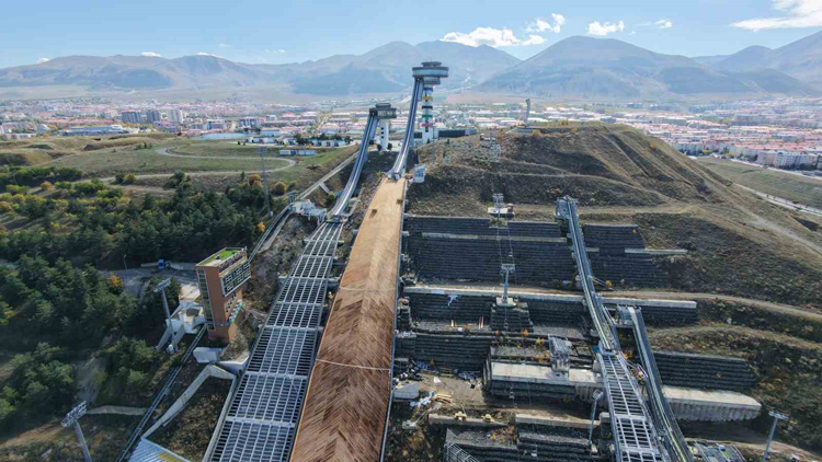 Türkiye’nin ilk ve tek kayakla atlama tesisi yenilenerek yeni sezona hazırlanıyor
